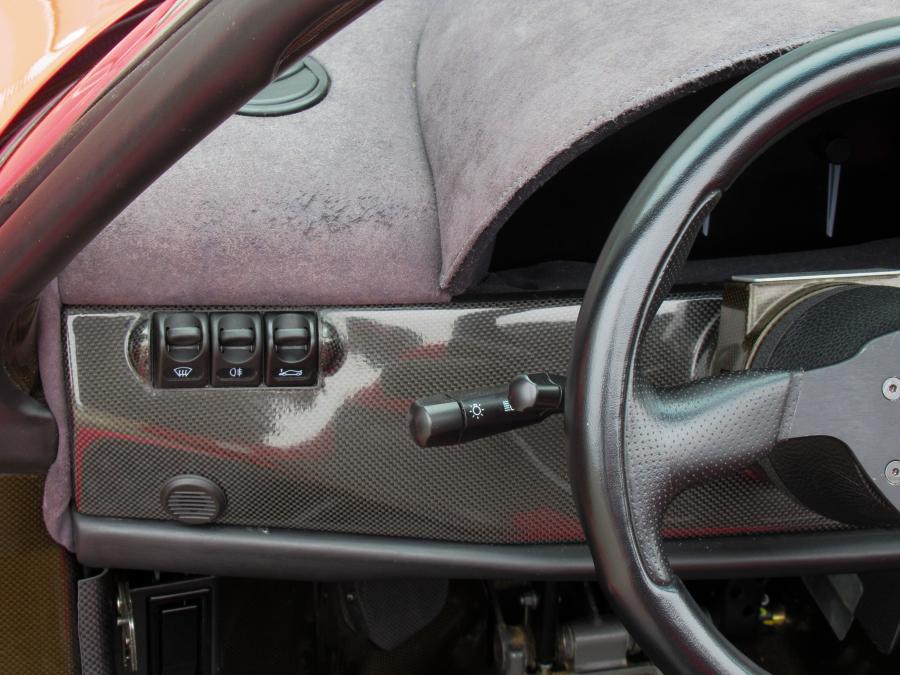 Детали интерьера Ferrari F50 1995 года  (фото 32 из 60)